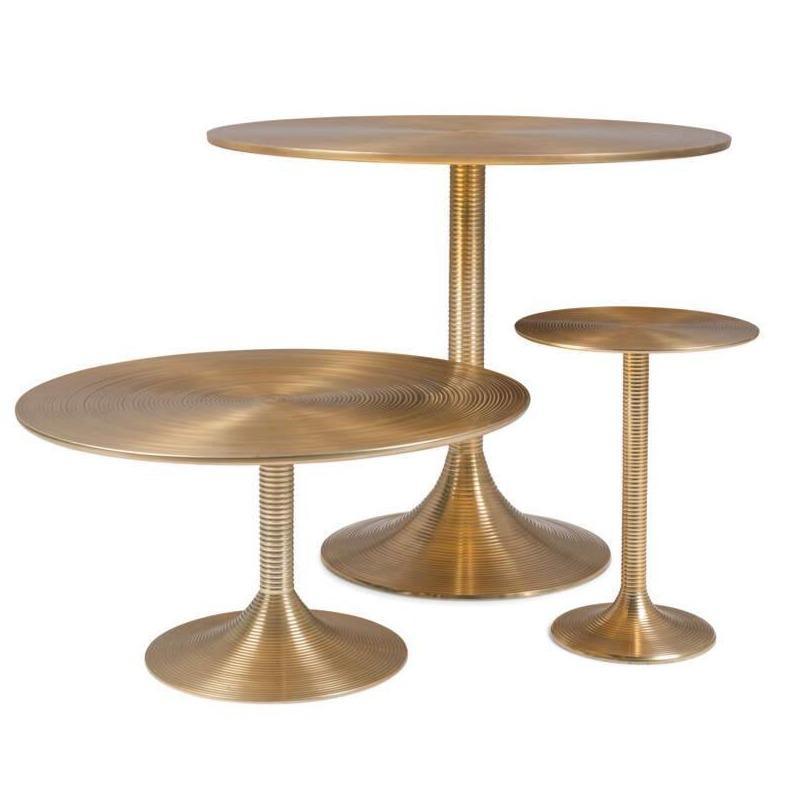 Provide your space thanks to the Bold Monkey Hypnotising Round, in matte gold. Alone or in the company of beautiful coffee books, the Bold Monkey Hypnotising Round table will not be unnoticed.