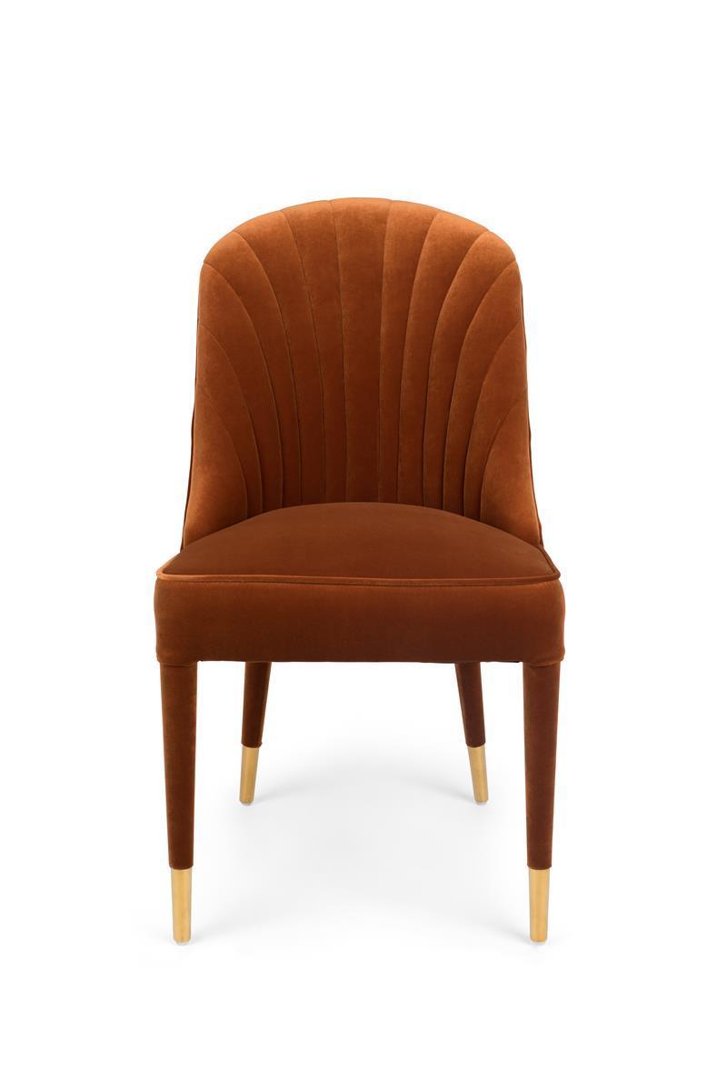 In some cases, more means more. And our Bold Monkey Give Me More Velvet chair is one such case. The design inspired by the Art Deco style, luxury velvet upholstery and legs as well as matte, brass legs: this velvety chair is a flashy addition to any table.