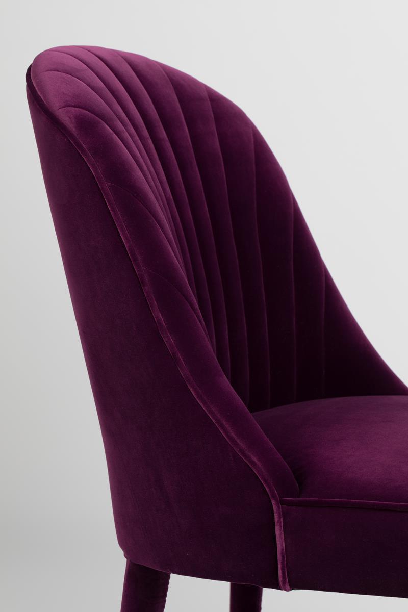 In some cases, more means more. And our Bold Monkey Give Me More Velvet chair is one such case. The design inspired by the Art Deco style, luxury velvet upholstery and legs as well as matte, brass legs: this velvety chair is a flashy addition to any table.