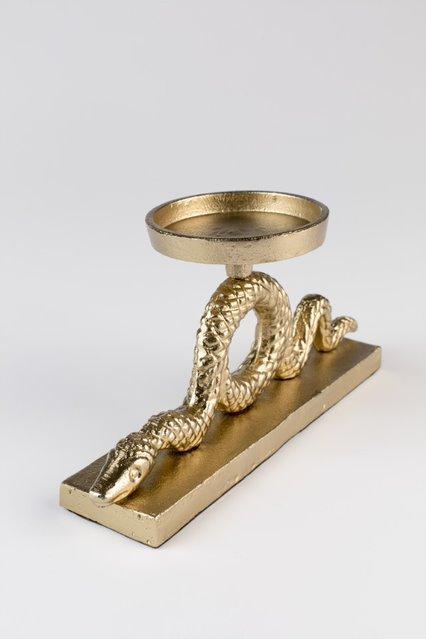 Lighten your room in style inspired by snakes thanks to our candlestick Bold Monkey Keep the Snakes Away. His shiny, golden finish is both an insolent blink of an eye to his winding style and a stylish addition to your interior.