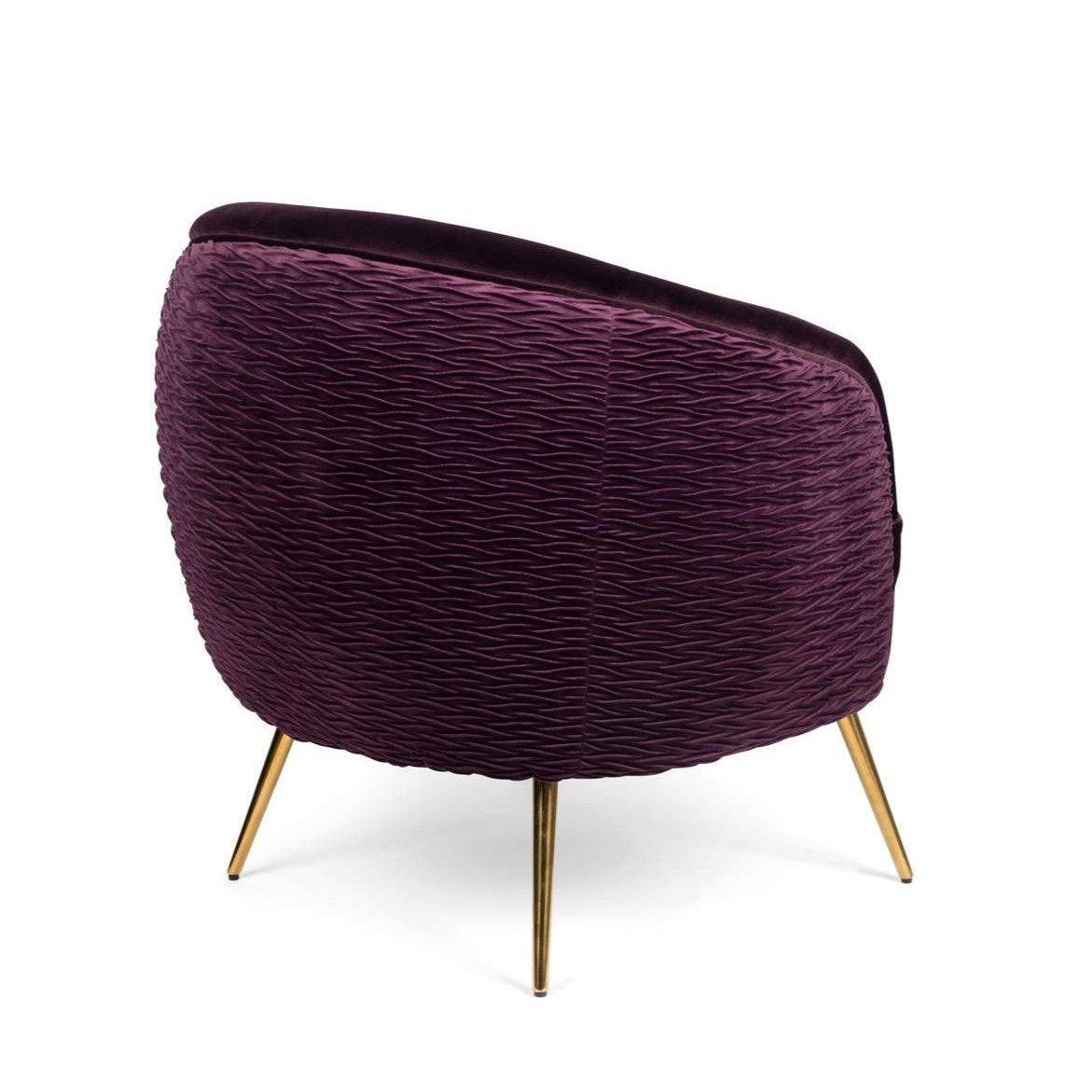 Seating armchair with personality. Rich, velvety upholstery, impeccable rounding and textured backrest: Bold Monkey So Curvy holiday armchair should not sit quietly in the corner. It is an armchair that attracts attention. Thin, slender brass legs balance the excessive shape of the chair, embedding it in tasteful design. Alone or as a pair, the Bold Monkey So Curvy armchair is a visual reference point for each living room space.