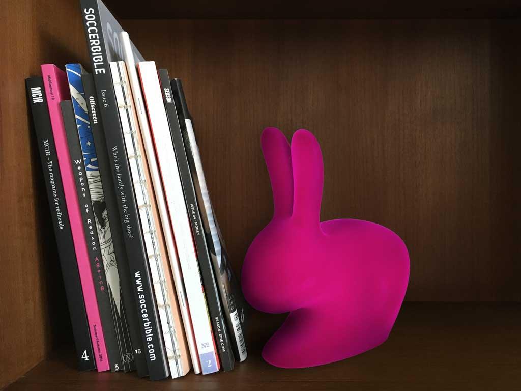 Podpórka do książek RABBIT VELVET fuksja Qeeboo    Eye on Design