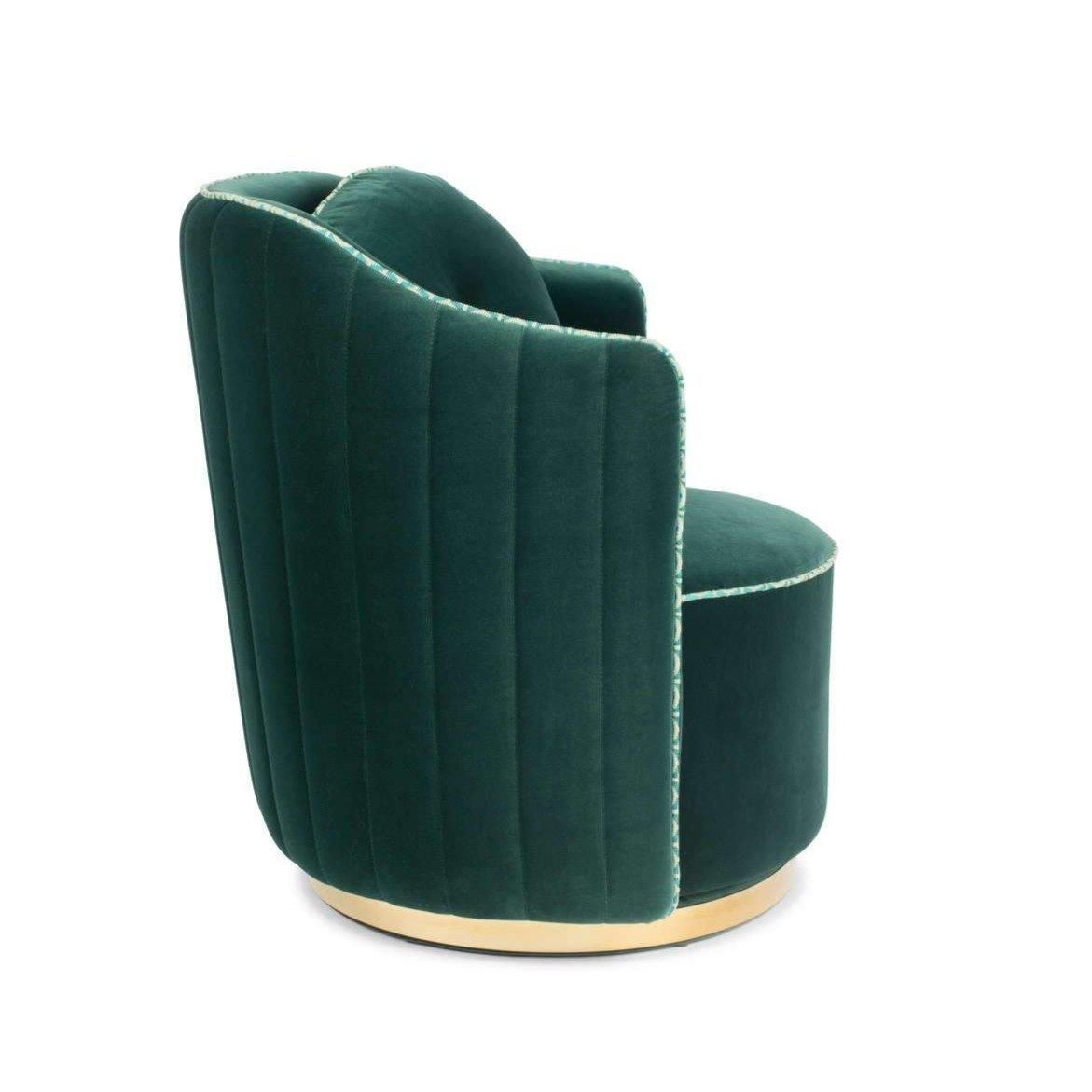 This velvet armchair for the living room exudes the atmosphere of the Parisian Buduar in the retro style. But this is not only style and content, because the Bold Monkey Sassy Granny chair is also a functional element of decor. The armchair itself is mounted on a rotating base and equipped with a removable pillow - both of these things provide an additional layer of comfort.