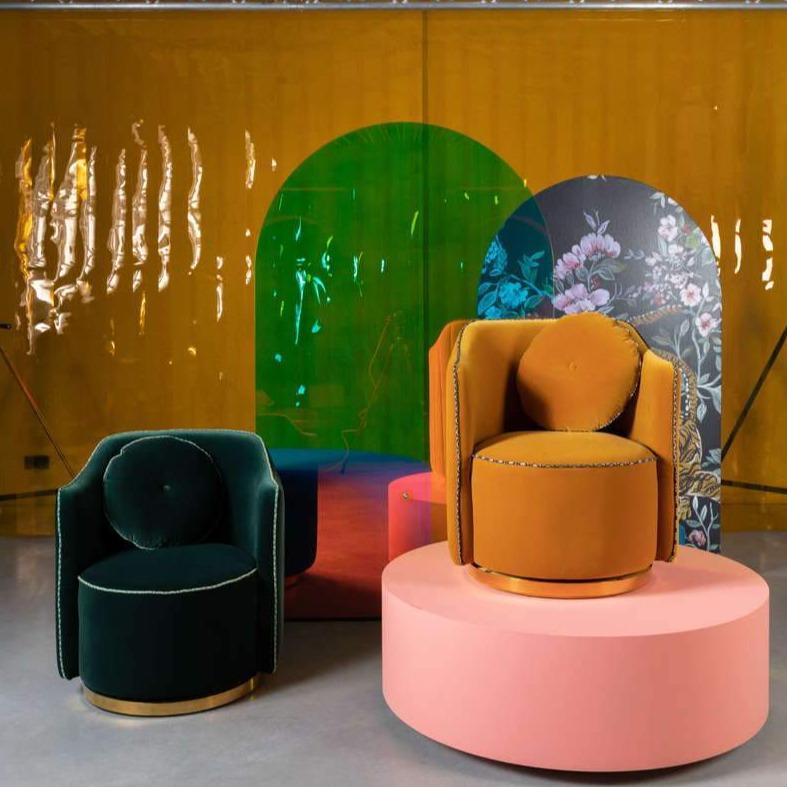 This velvet armchair for the living room exudes the atmosphere of the Parisian Buduar in the retro style. But this is not only style and content, because the Bold Monkey Sassy Granny chair is also a functional element of decor. The armchair itself is mounted on a rotating base and equipped with a removable pillow - both of these things provide an additional layer of comfort.