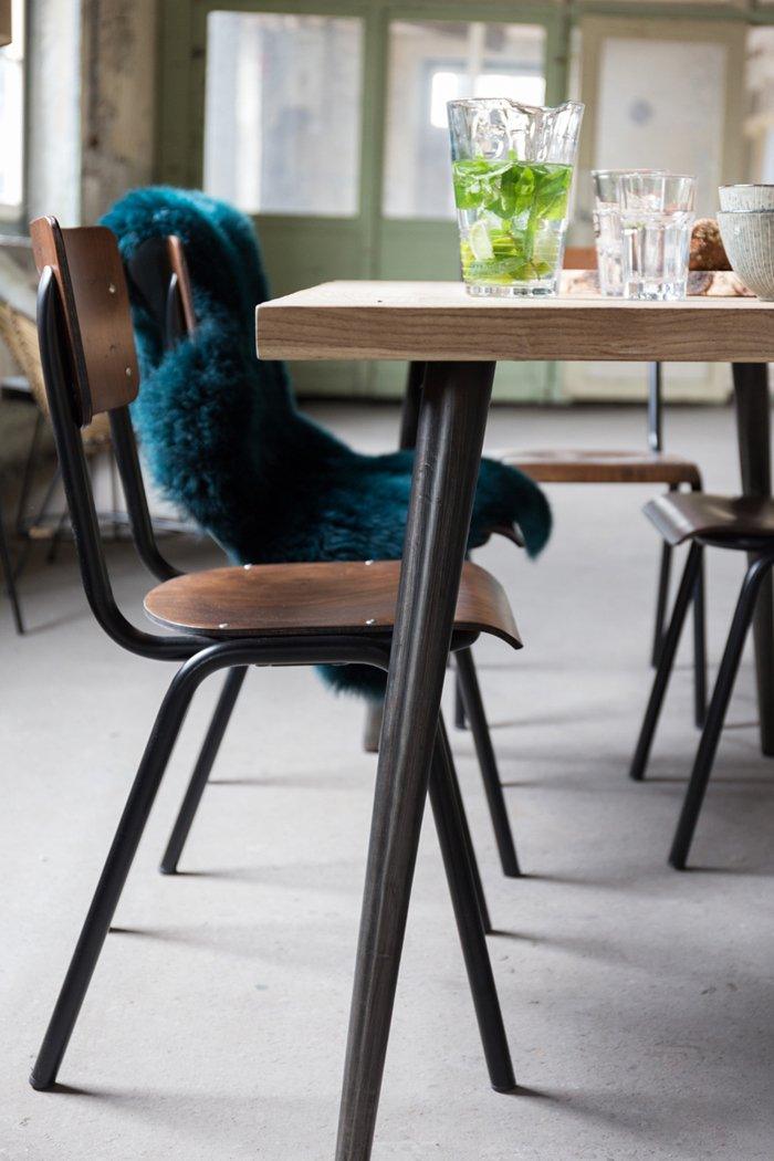 A classic, old school chair stylized as a school model. The black frame and dark wood give it character and change the children's chair into a real piece of furniture.