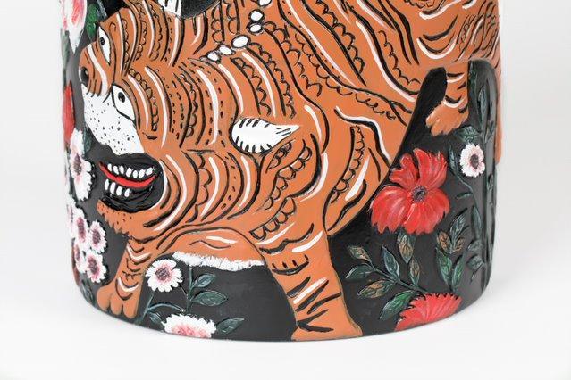 Do you want to diversify your space? You can now with the vase bold monkey songs of the night tiger. This stunning vase, available in a matte gold or colorful version, hand -painted, presents - you guessed - an exotic tiger pattern.