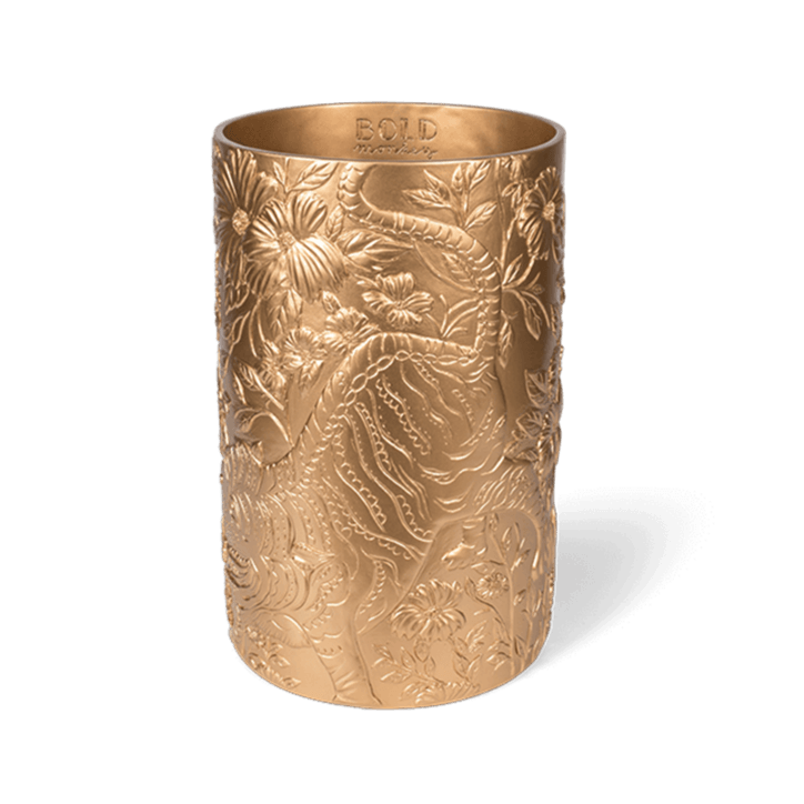 Do you want to diversify your space? You can now with the vase bold monkey songs of the night tiger. This stunning vase, available in a matte gold or colorful version, hand -painted, presents - you guessed - an exotic tiger pattern.