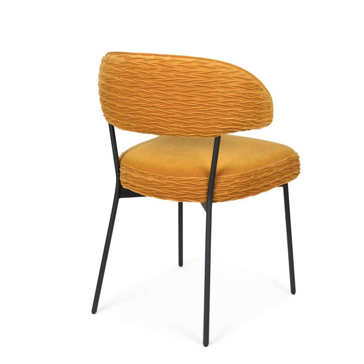 We present a dining room chair, which should not miss the dining room chairs: our Bold Monkey the Winner Takes It All chair. A simple, modernist design was made here in a clear range of shades: boldly choose from these stunning colors.